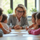 Enseignant spécialisé avec enfants dans une classe lumineuse