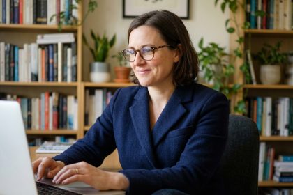 Femme en blazer navy dans un bureau cosy et moderne