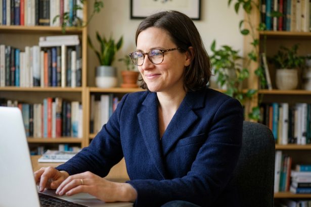 Femme en blazer navy dans un bureau cosy et moderne