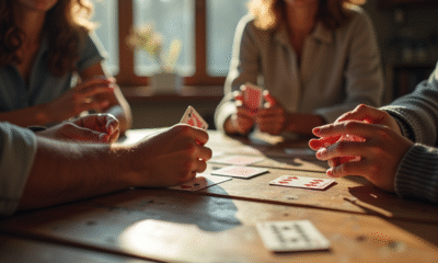 Quatre personnes jouent à Kems autour d'une table en lumière naturelle